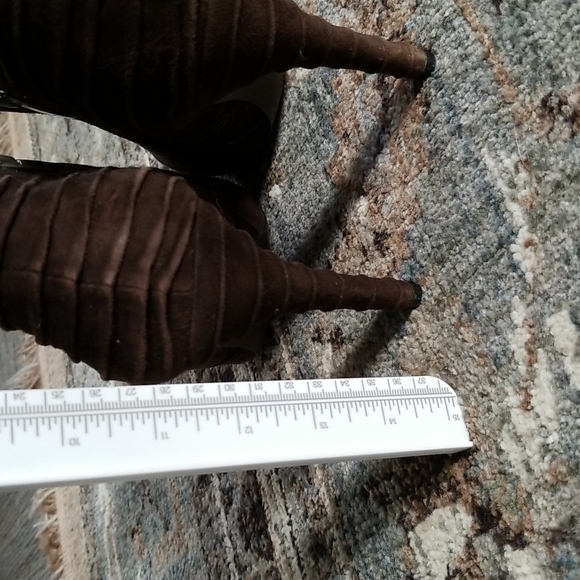 Enzo Angiolino Suede Booties, Heels - Picture 5 of 9